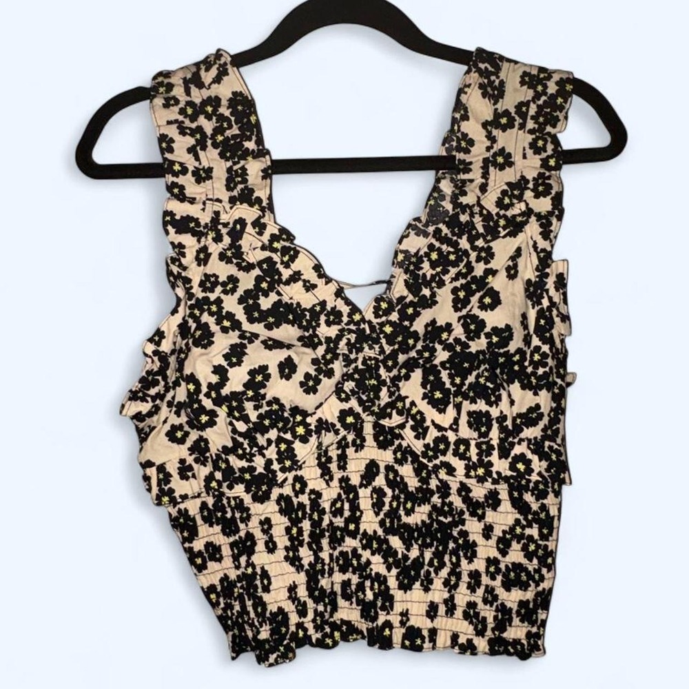 Zara Black floral print crop top on cream background #floral #summer Size 8
